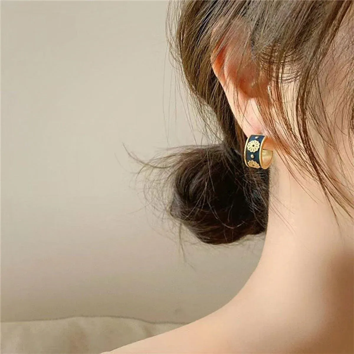 Vintage C Shaped Small Daisy Earrings Elegant Jewelry for Women Fashion Gift — image 5