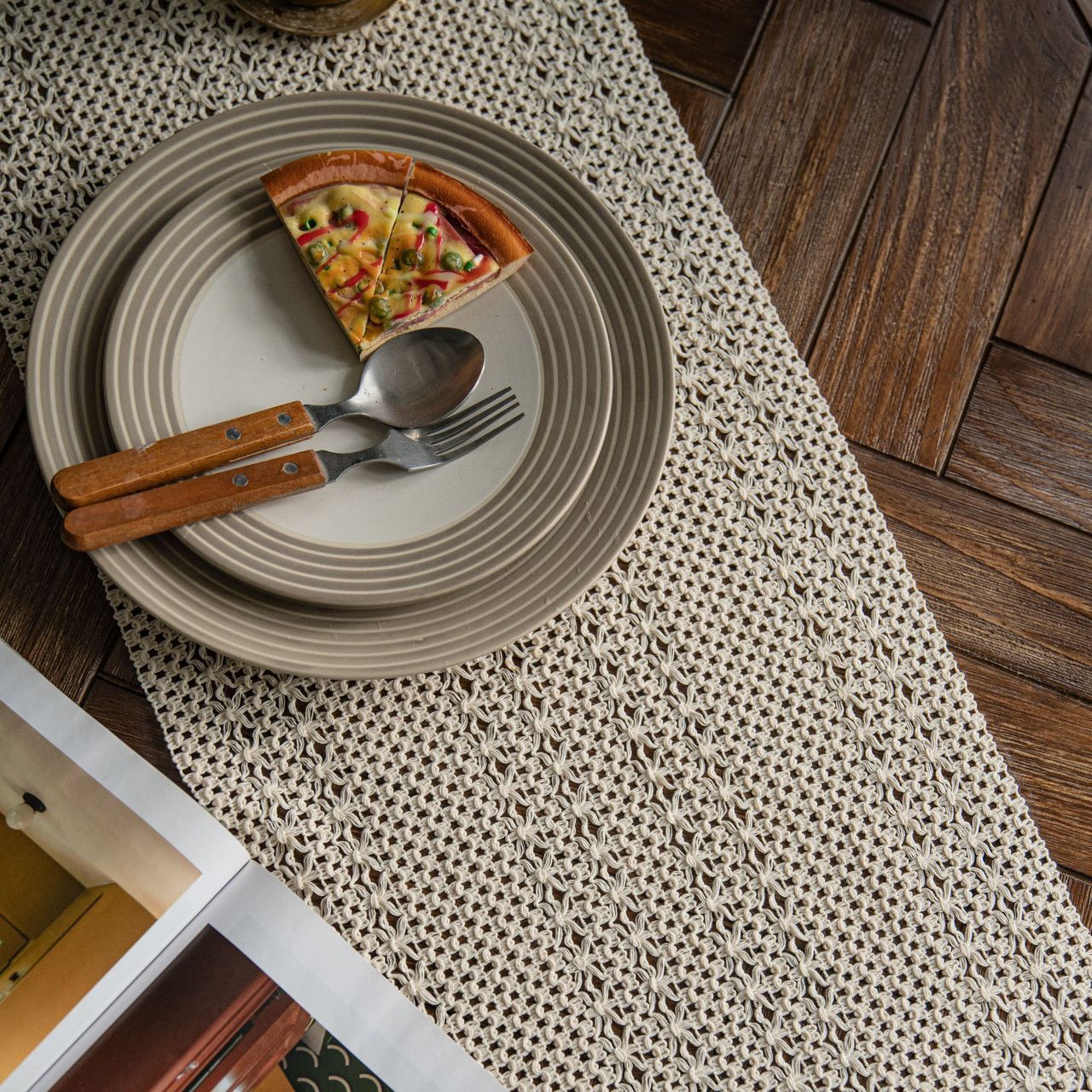Beige Woven Table Runner - 30 x 160 cm Natural Jute and Cotton Rope Table Decor with Tassel Ends for Dining Tables, Kitchens and Seasonal Styling — image 4
