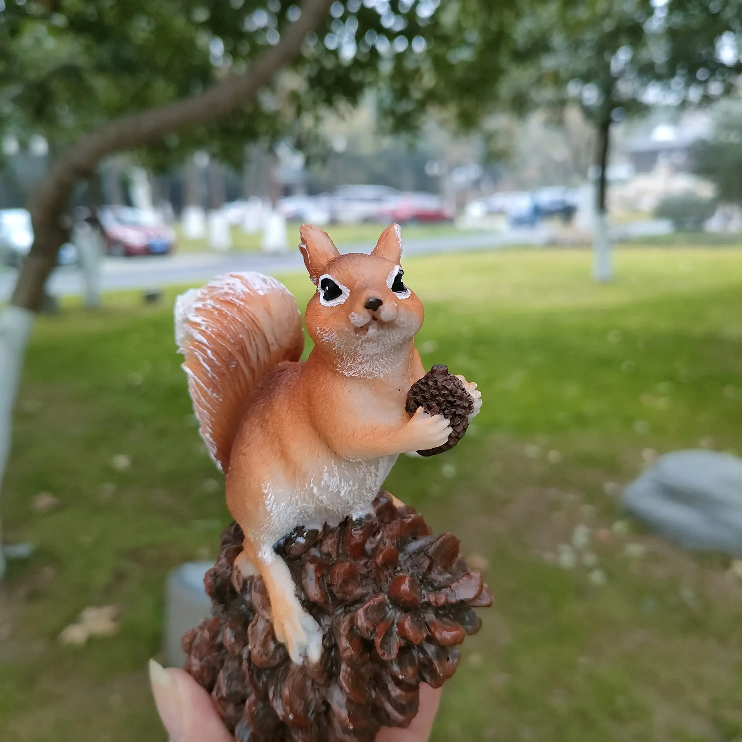 Cute Resin Squirrel Sculpture, Garden Decor Simulation Squirrel Statue, Decorative Garden Sculptures for Outdoor Tree — image 4