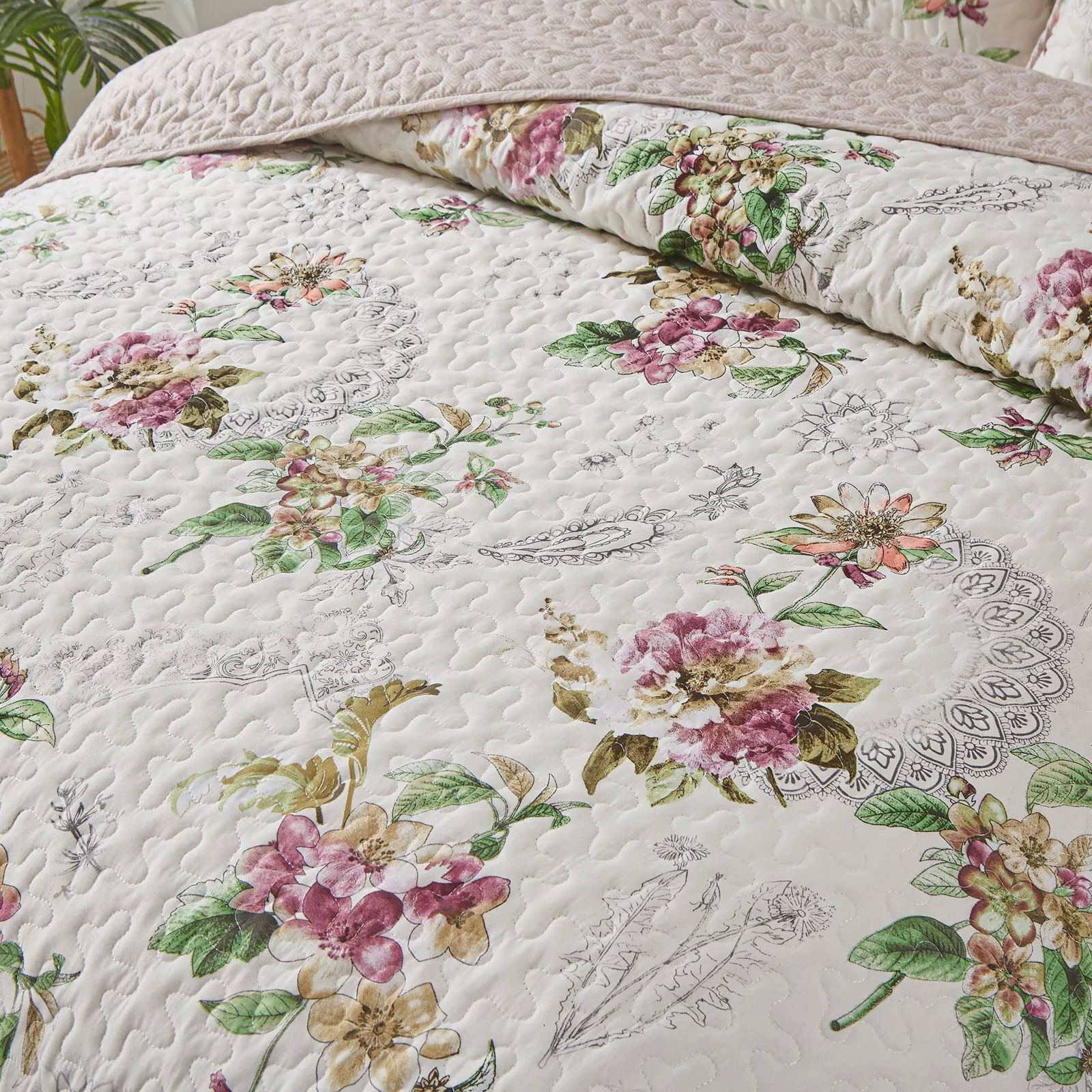 Artisan Quilted Coverlet and Pillowcases Set: A Masterpiece for Your Bed - Queen size — image 6