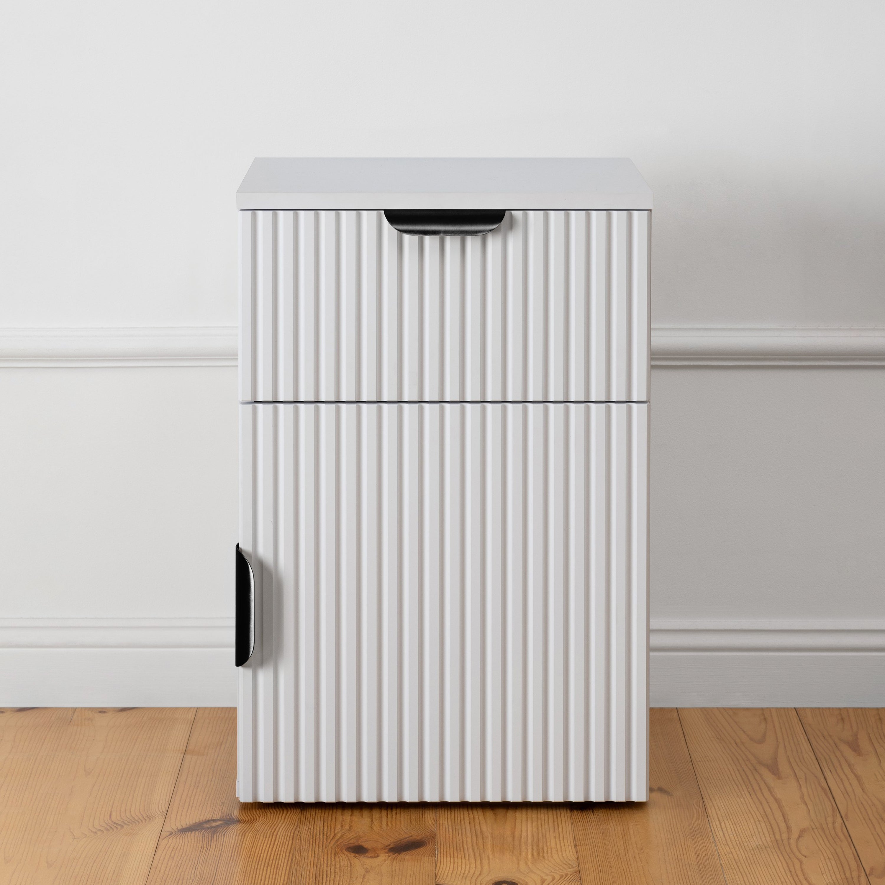 PORTO BEDSIDE TABLE - WHITE - FLUTED - PULL BLACK โ image 4