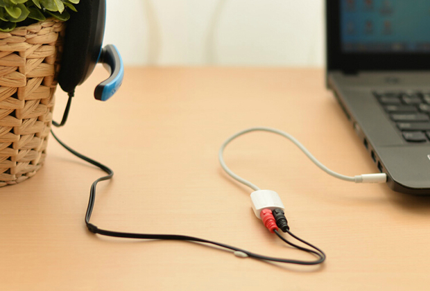UGREEN 3.5mm Male to Dual 3.5mm FemaleHeadset Splitter White (10789) — image 2