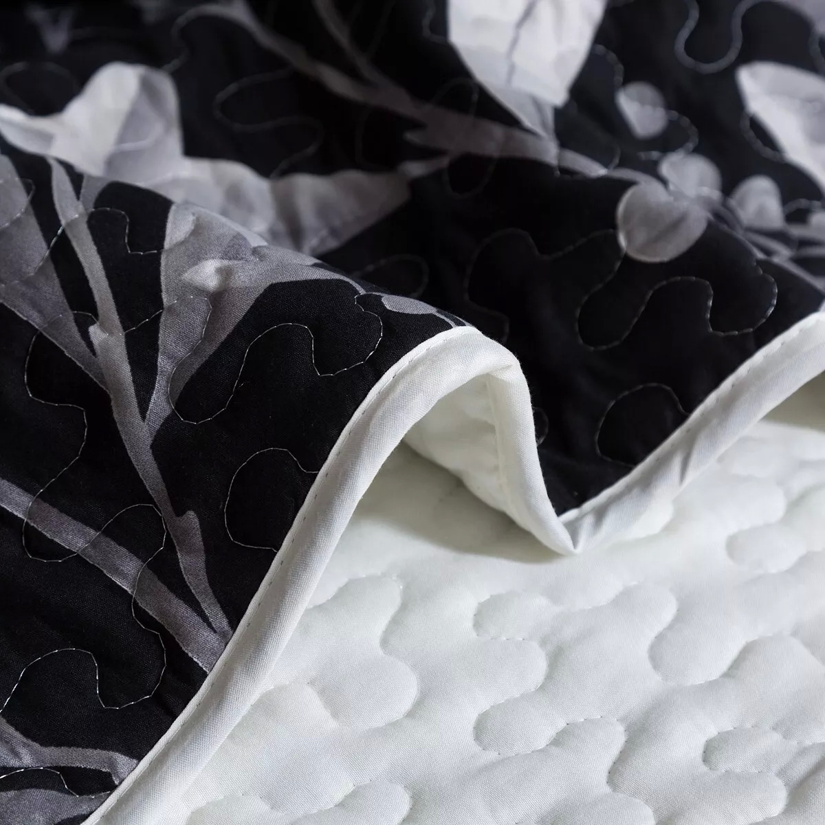 Whimsical Quilted bedspread and pillowcovers set: Add Fun to Your Space - Queen size โ image 5