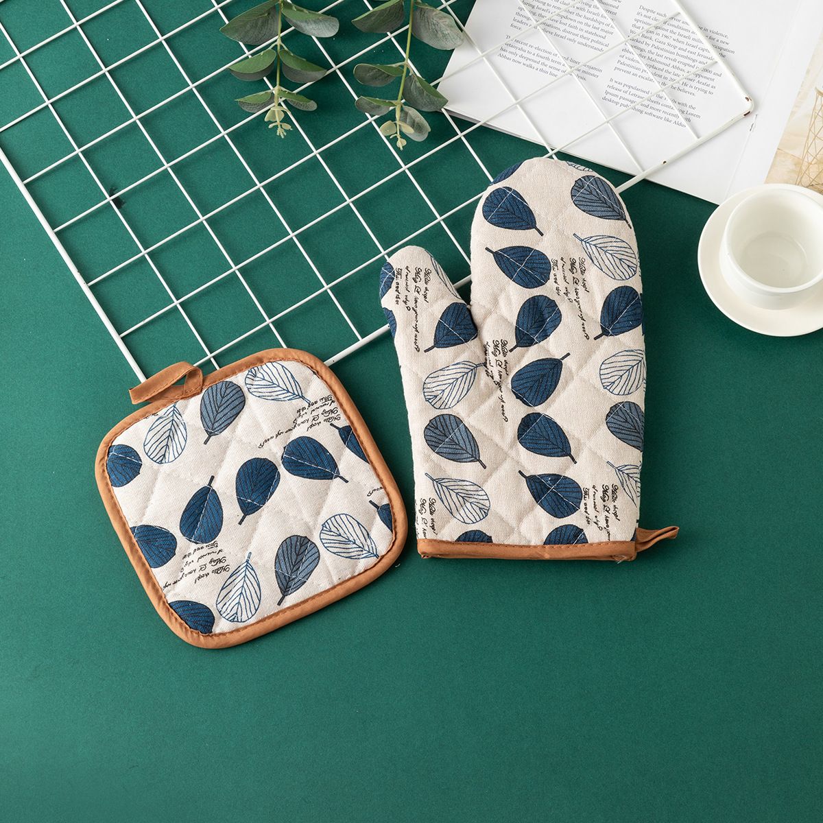 4Pcs Set Oven Mitt Set – Microwave Oven Gloves Heat Resistant, Modern Kitchen Tools for Handling Hot Pots & Pans, Festive Holiday Cooking Gifts, Home Kitchen — image 4