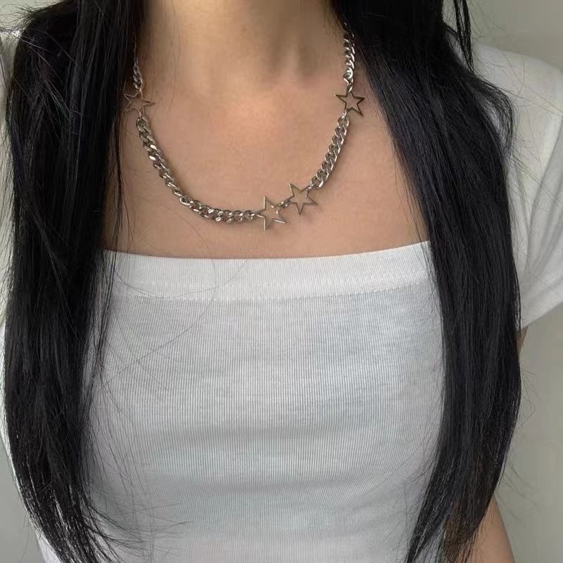 Star element y2k niche design versatile spicy girl pentagram hollow titanium steel chain spicy girl necklace — image 4