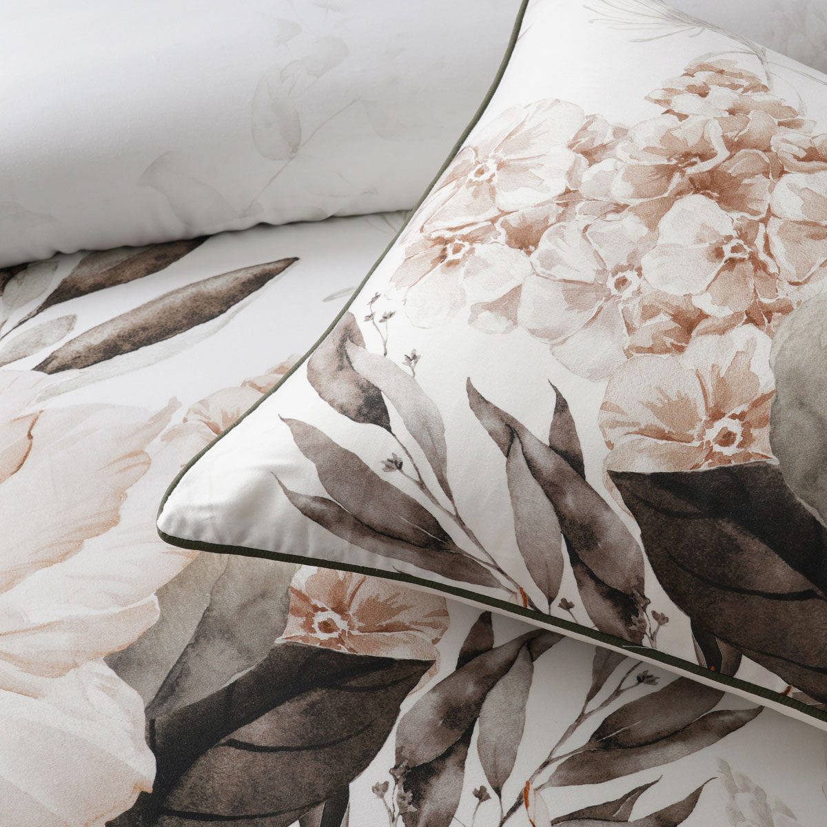 Bianca Somerset White Cotton Sateen Floral Quilt Cover Set Queen โ image 4
