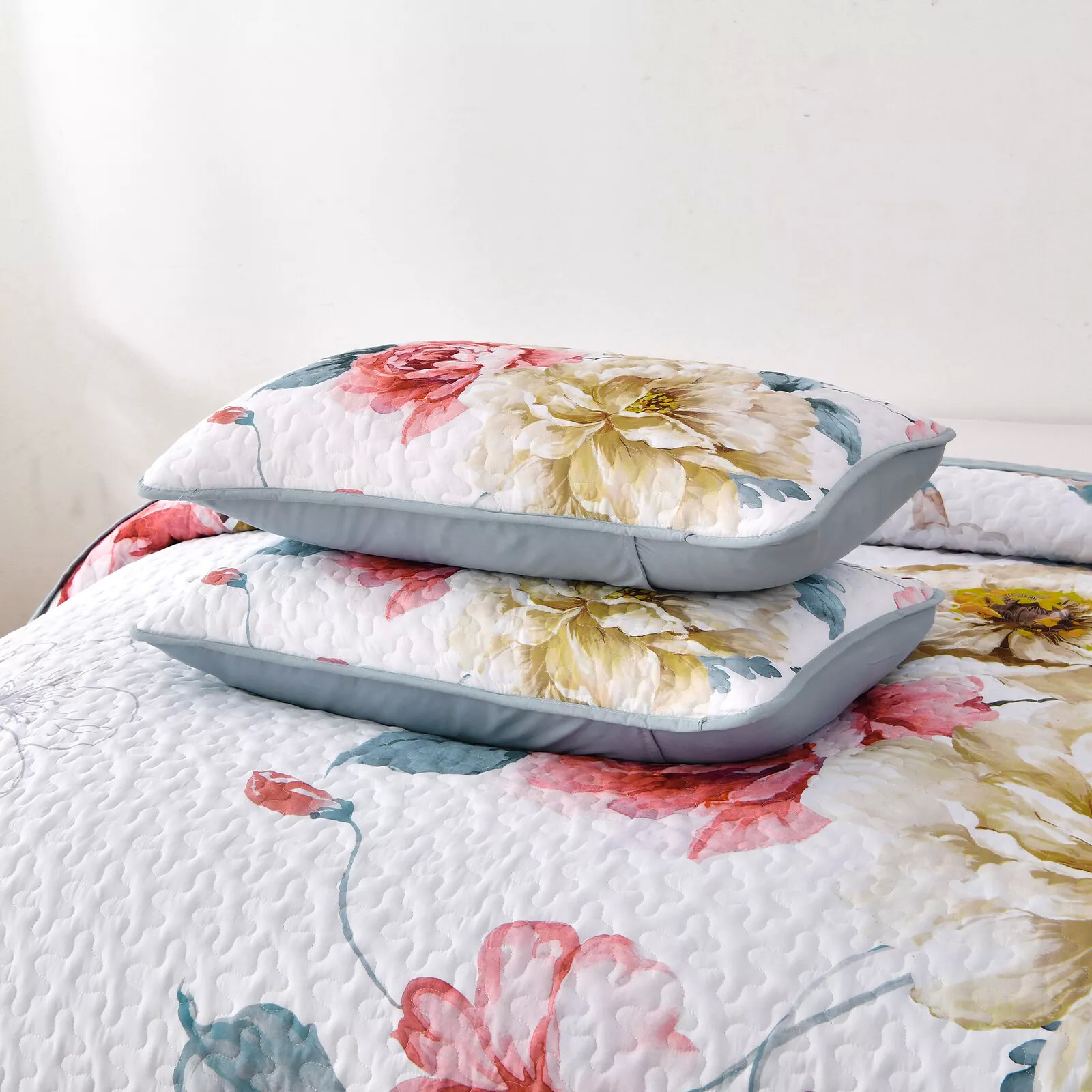 Vibrant Quilted Bedspread and Pillowcases Set: Add Color and Comfort to Your Space - Queen size โ image 4