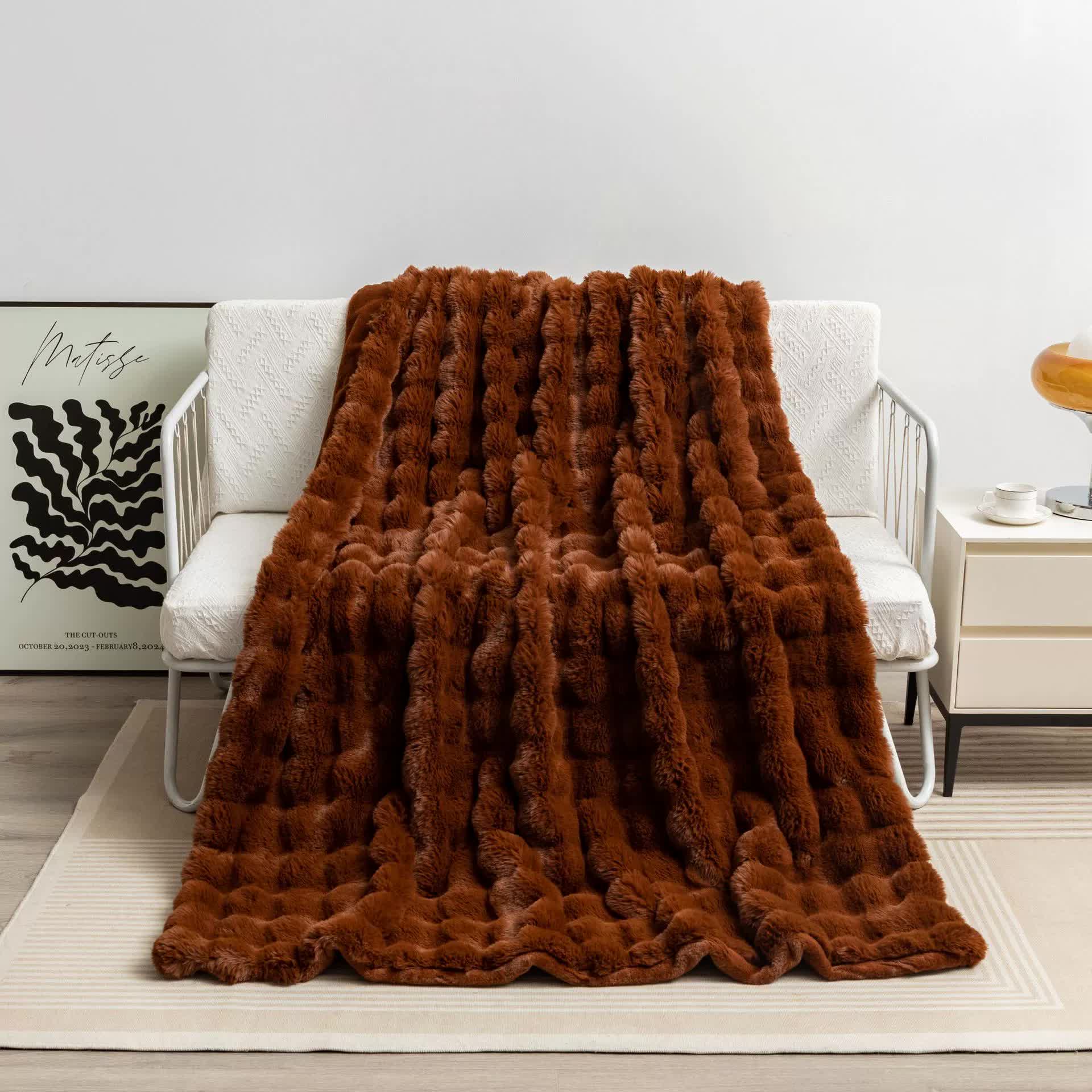 Dark Brown 100 × 160cm Plush Toscana Throw Blanket - Soft Flannel Fleece for All Seasons, Perfect for Couch & Bed