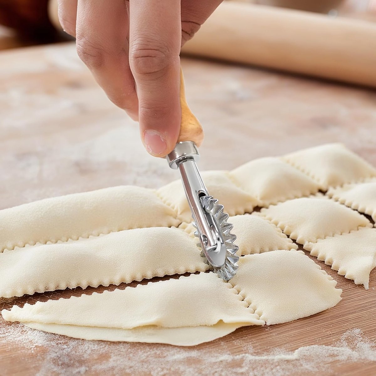 Noodle cutter - Wavy dough cutter - Sturdy and durable pasta cutting wheel - Wonton/dumpling edge shaper - Suitable for home kitchens - Diameter 3.8 cm — image 2