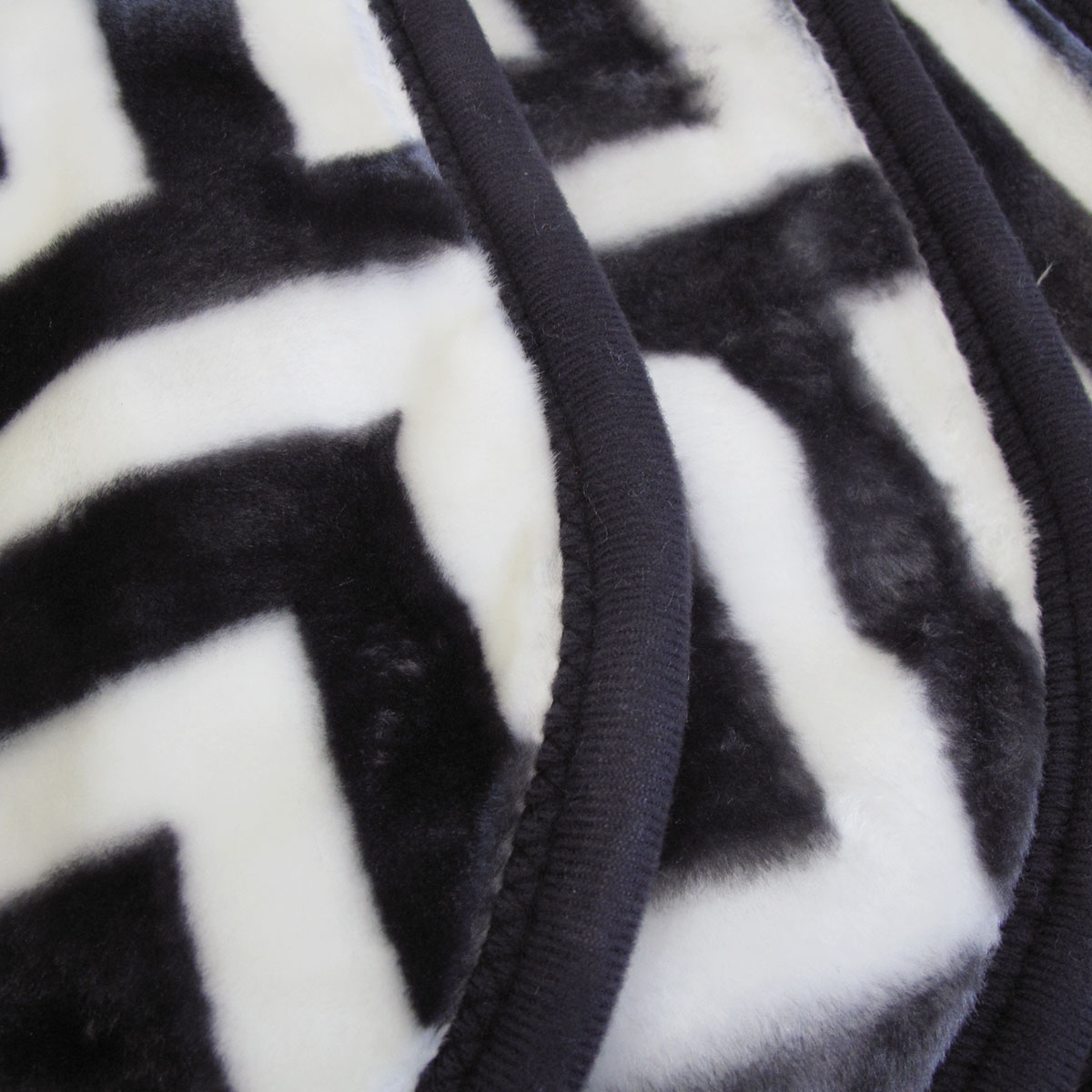 Bloomington 800GSM Greek Key Charcoal Winter Premium Quality 1 Ply Mink Blanket Double — image 4