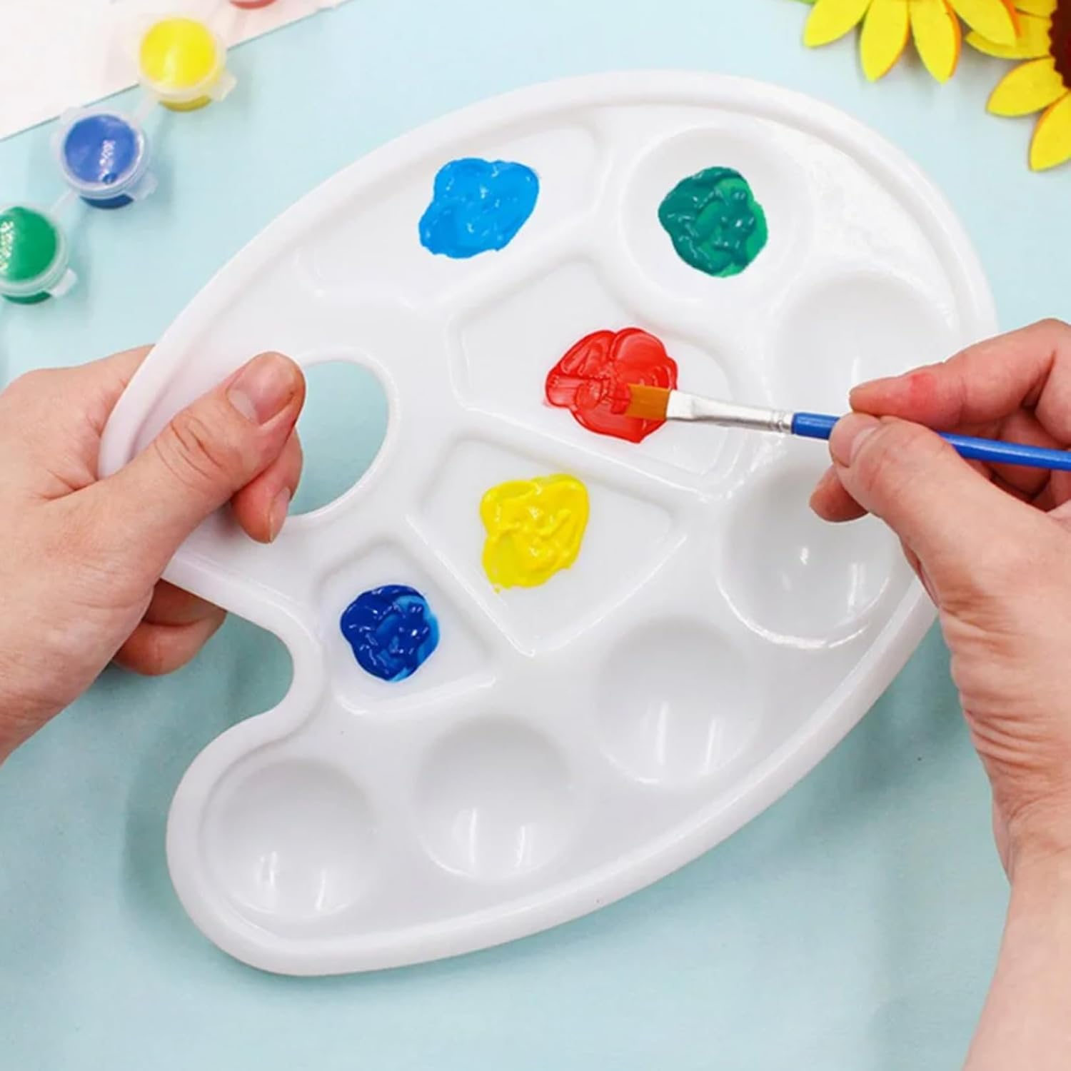 10-hole white round paint palette for watercolor โ image 4