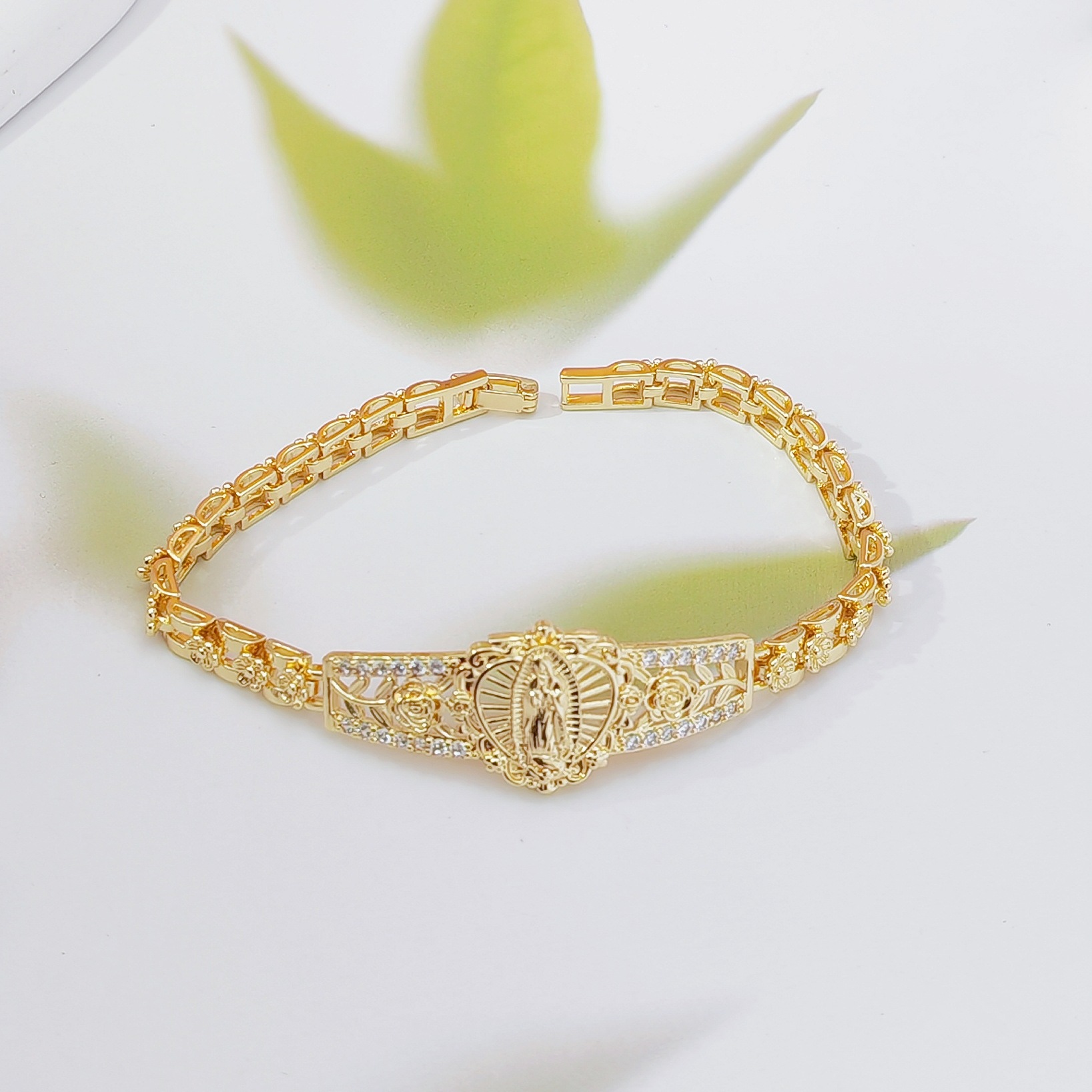 Elegant Hollow Floral Geometric Bracelet – Gold-Plated Copper Fashion Jewelry with Delicate Chain Design(R80)