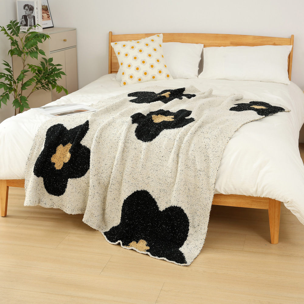 White-black Knitted Sofa Blanket with Plush Side, 130 × 160 cm, 950g, Ideal for Napping and Office Use