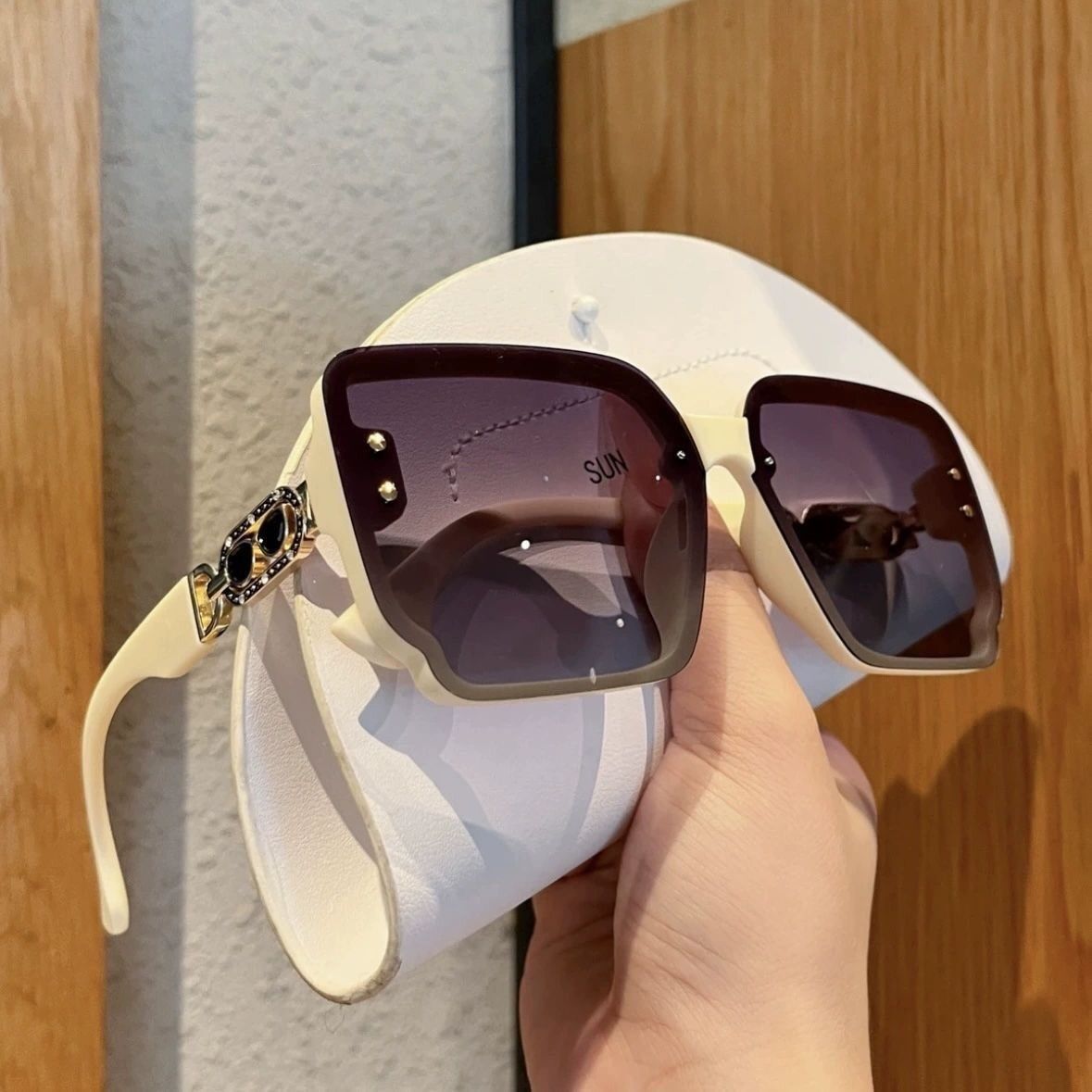 UV400 protective sunglasses can protect against ultraviolet rays and easily control various wearing styles. Cross-border explosions are discounted in a limited