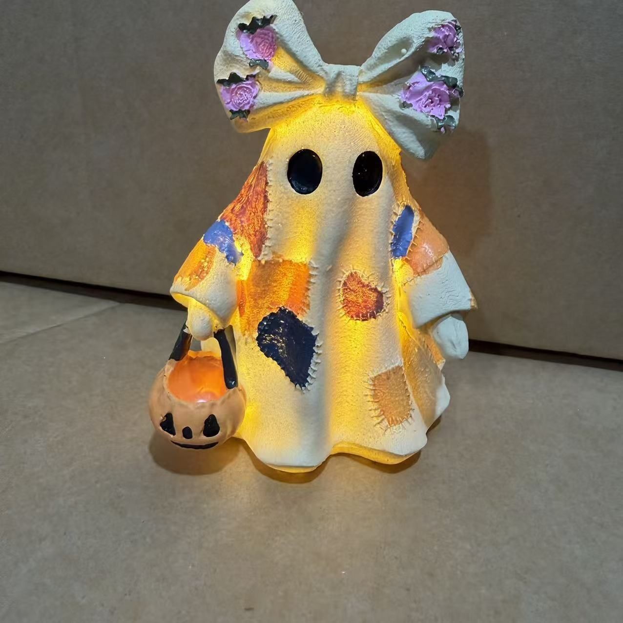Vintage Patchwork Ghost Resin Figurine, with Bow and Pumpkin Bucket, Autumn Tabletop Decor (Light-Up Version)