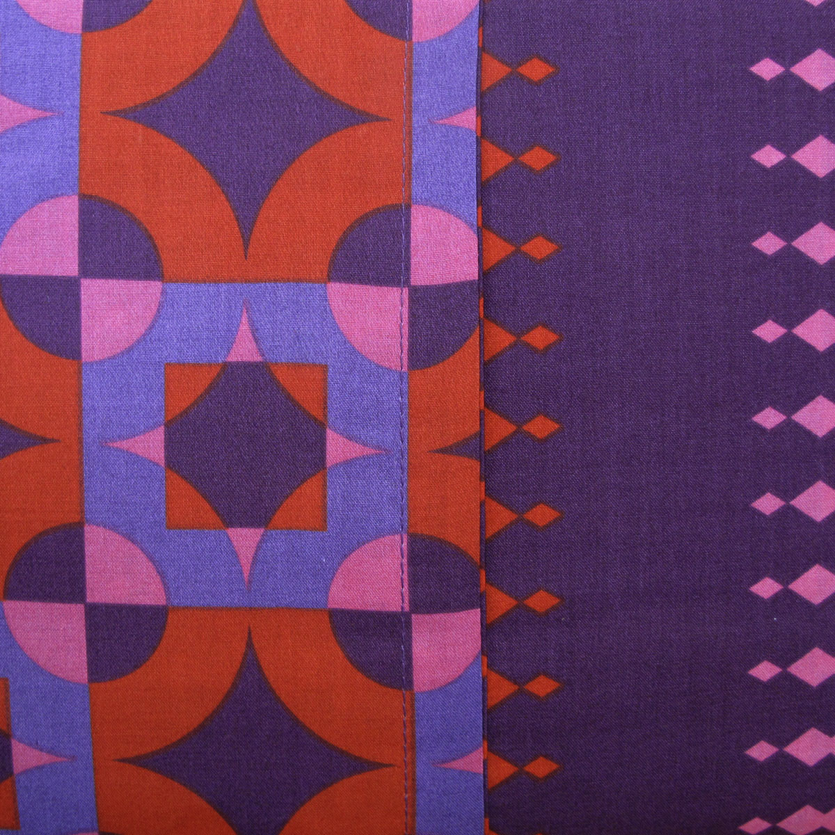 Apartmento Miami Magenta Reversible Polyester Cotton Quilt Cover Set King — image 3