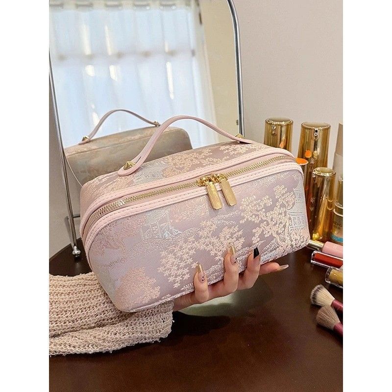 ✨ Large Capacity 3D Makeup Bag | Jacquard Fabric + Metal Zipper | Multi-Compartment Organizer, Fits Full Skincare & Makeup for Commute & Travel!/pink