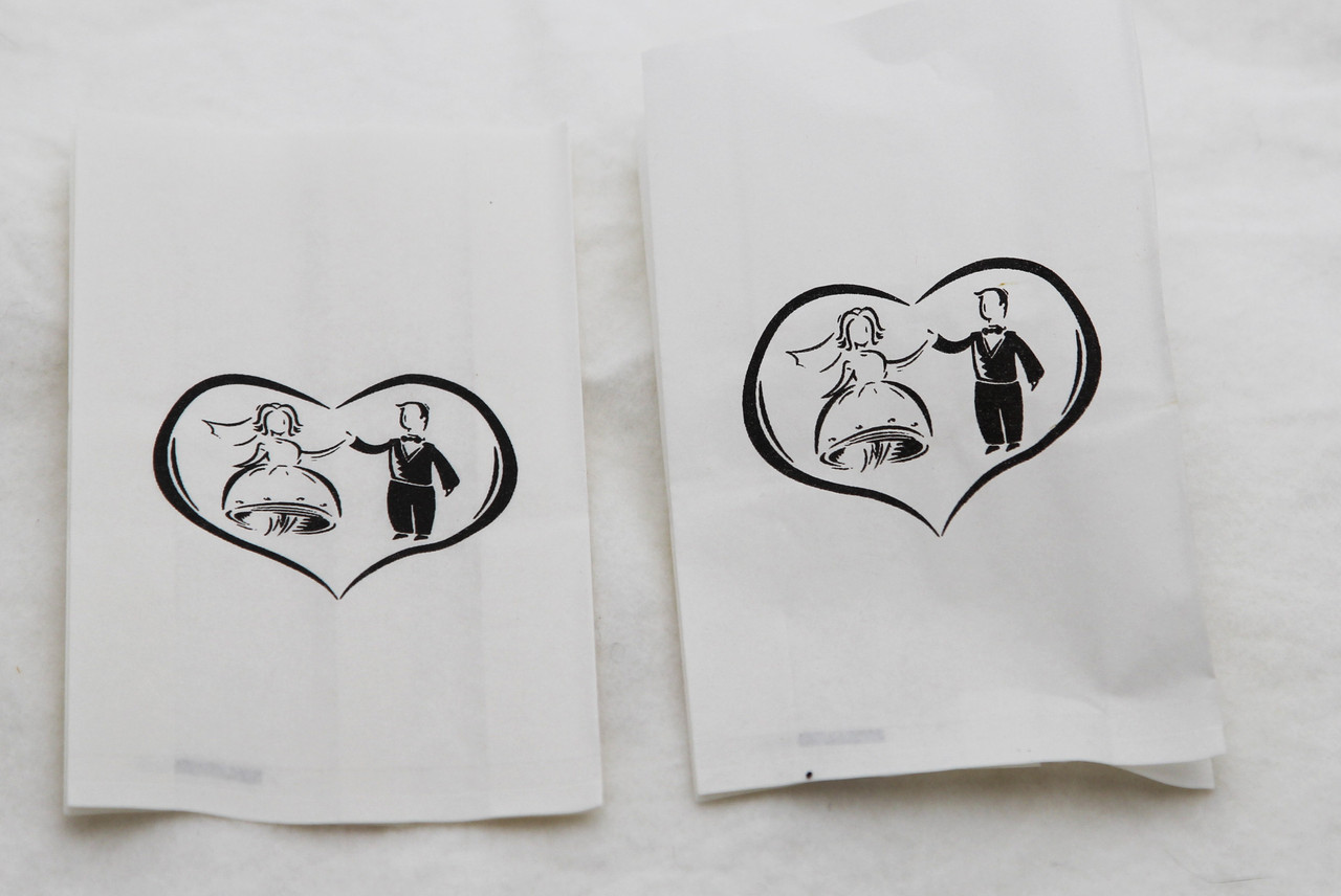 200 Pack Wedding Cake Bags Greaseproof Wax Paper Slice Take Home Favour Bride Groom in Heart — image 3
