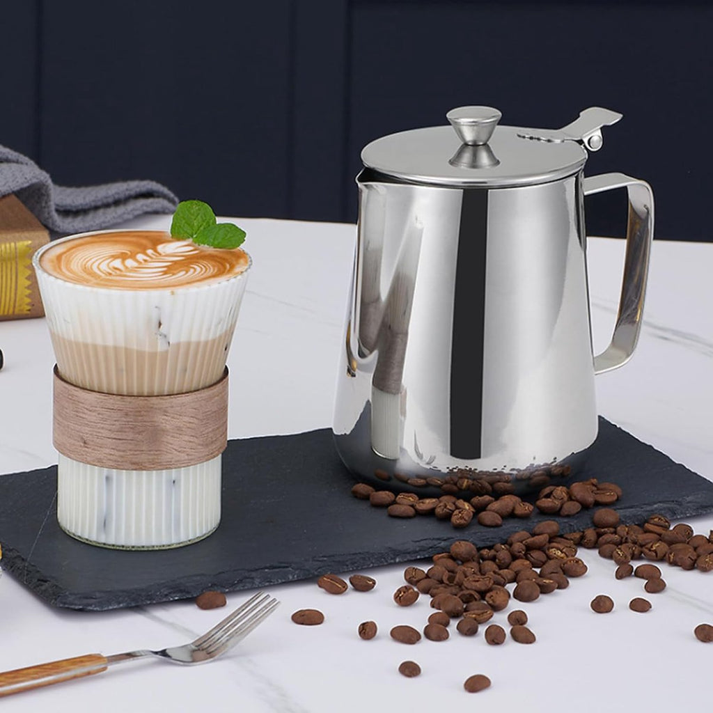 Milk Jug - Barista Latte Artisan Accessories with Lid - 600ml Milk Jug - Stainless Steel Milk Jug with Lid - Milk Frothing Jug - Coffee Milk Jug with Cup - Suitable for Cappuccino, Espresso, and Barista Use