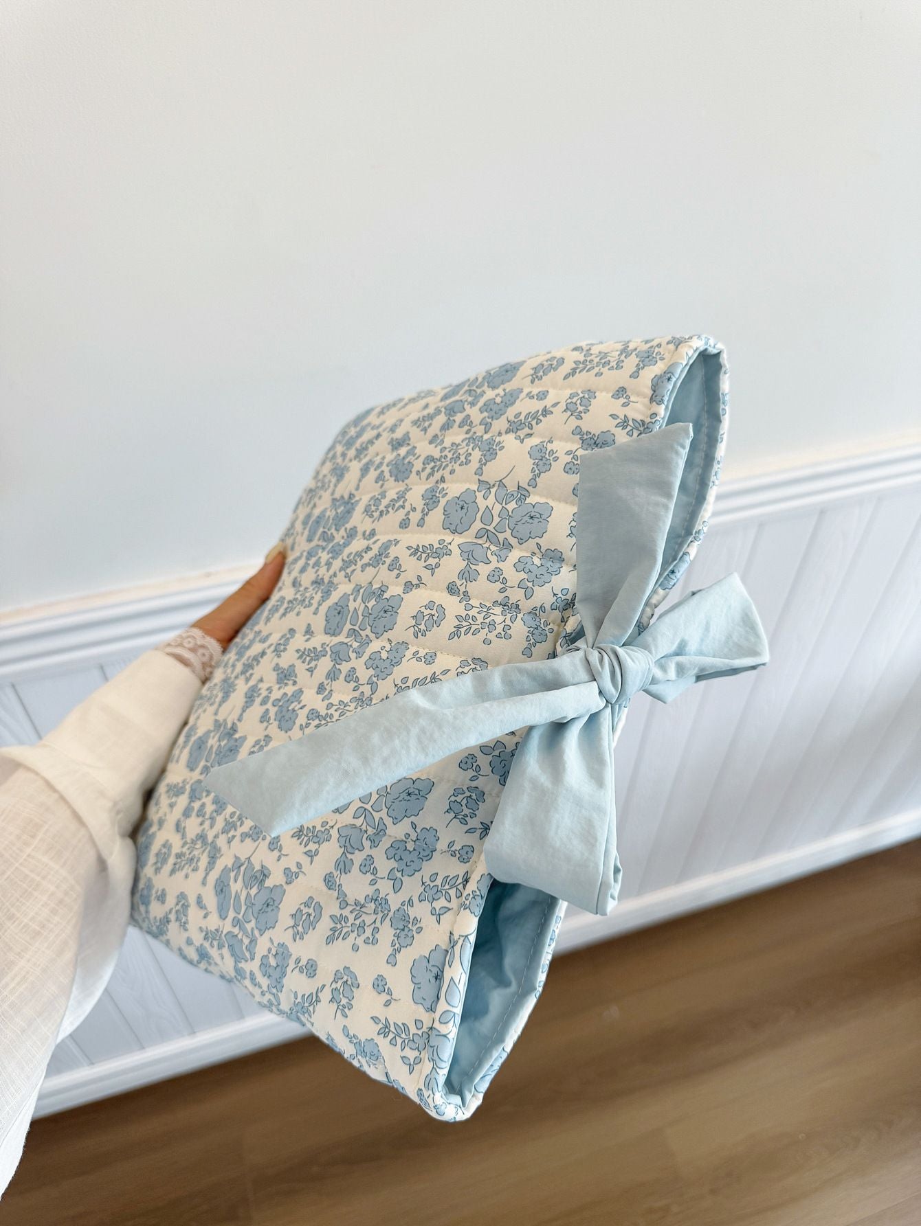 Quilted Bow Book Cover Protective Cover Washable Female Gift Girl Book Lover Gift (Blue Flower 32*27cm)