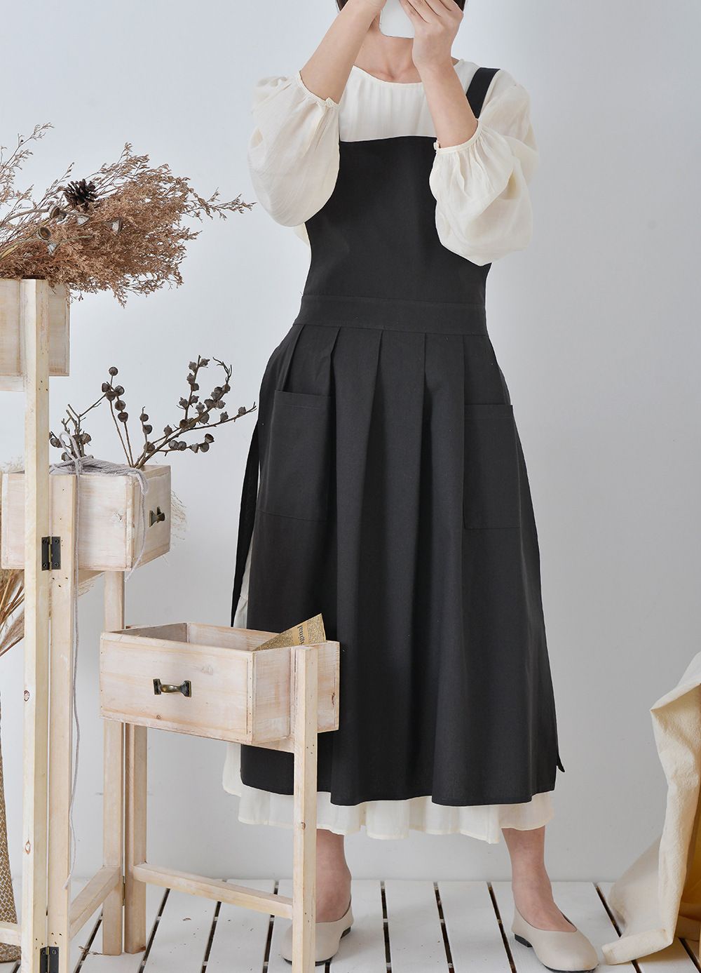 Vintage Cotton Pleated Pinafore Apron Dress with Side Ties, Midi Length, Casual Homeware Style（Black）