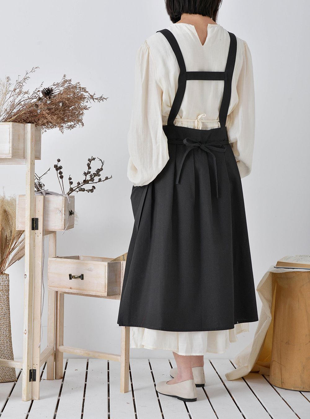 Vintage Cotton Pleated Pinafore Apron Dress with Side Ties, Midi Length, Casual Homeware Style（Black）