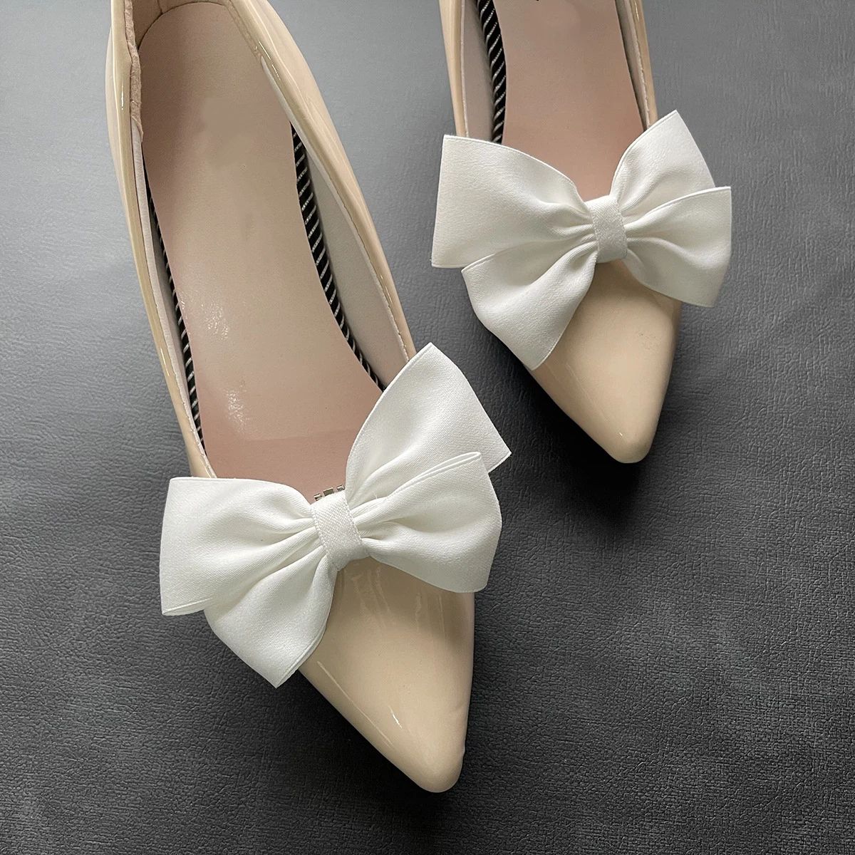 4Pcs Bow Shoe Clips Removable Shoe Buckles Decorative Shoes Accessories for Women Wedding party（white, not including the shoes）