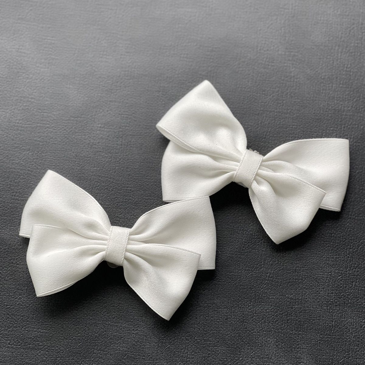 4Pcs Bow Shoe Clips Removable Shoe Buckles Decorative Shoes Accessories for Women Wedding party（white, not including the shoes）