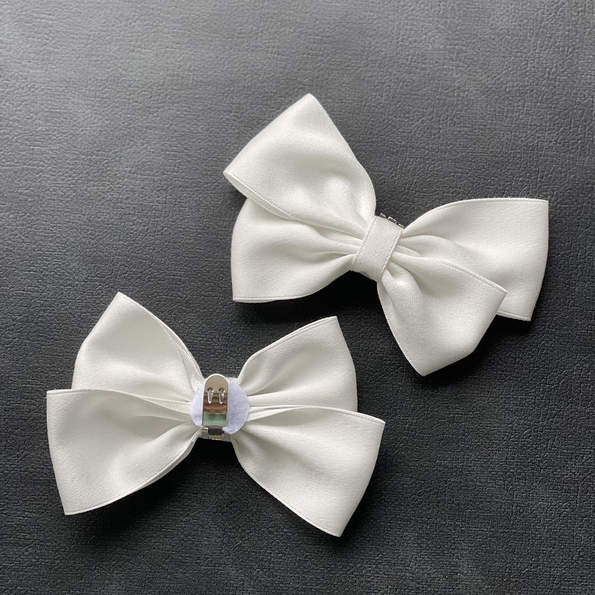 4Pcs Bow Shoe Clips Removable Shoe Buckles Decorative Shoes Accessories for Women Wedding party（white, not including the shoes）