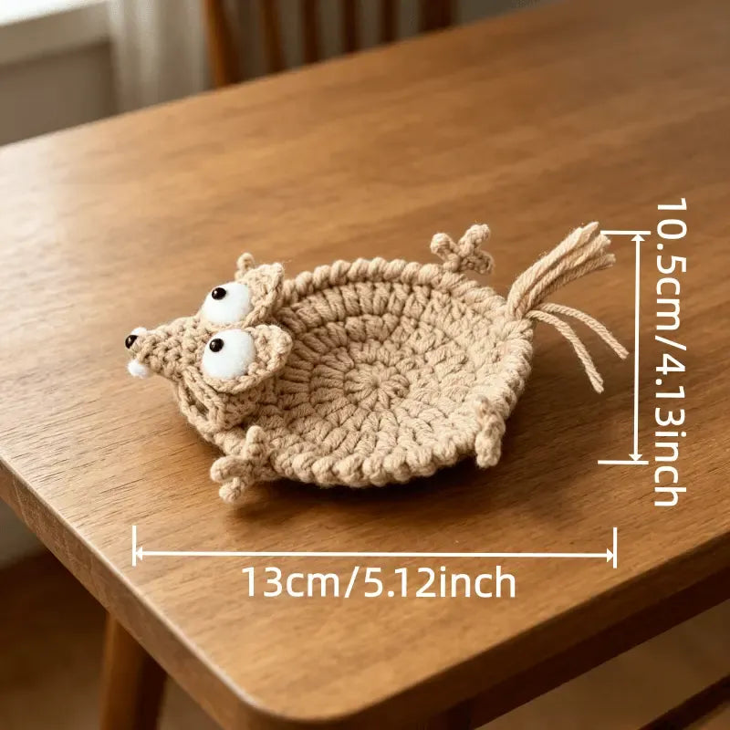2PCS Hand-crocheted squirrel coaster, soft and durable yarn. The cute and adorable design combines decoration, heat insulation, and stress relief in one. Compact and practical, it brightens up your office life.