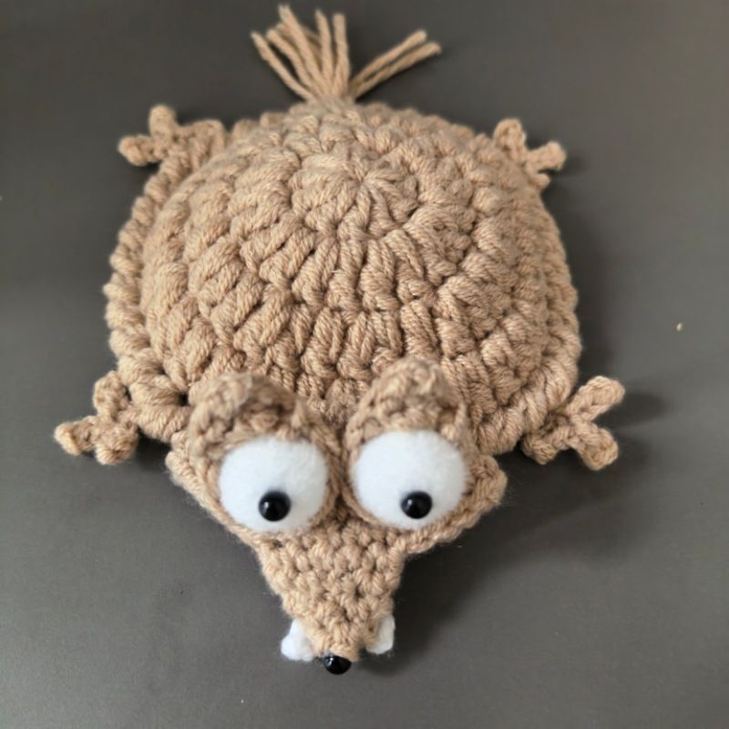 2PCS Hand-crocheted squirrel coaster, soft and durable yarn. The cute and adorable design combines decoration, heat insulation, and stress relief in one. Compact and practical, it brightens up your office life.