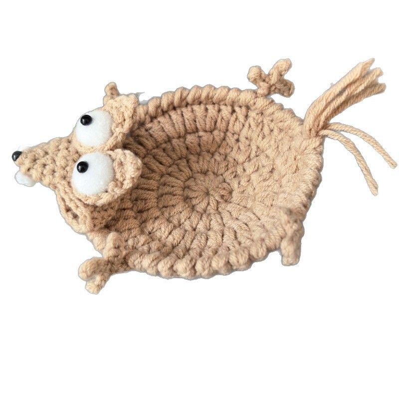 2PCS Hand-crocheted squirrel coaster, soft and durable yarn. The cute and adorable design combines decoration, heat insulation, and stress relief in one. Compact and practical, it brightens up your office life.